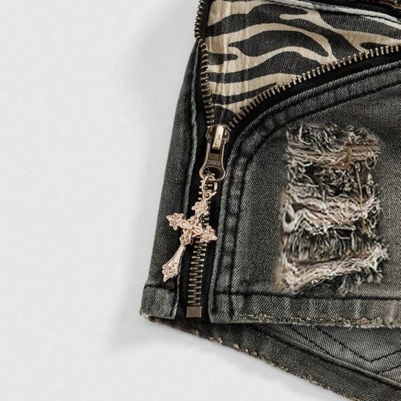 shorts 2/$40 deal Stylish Black Denim Women Shorts - Picture 3 of 4